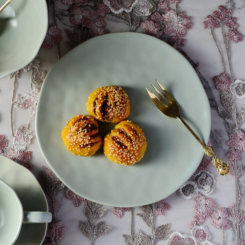 service de table en céramique, vintage: Assiette, Couverts  bols, tasses , sous-tasse