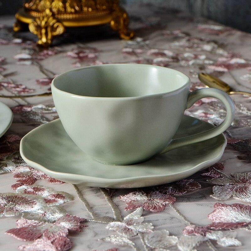 service de table en céramique, vintage: Assiette, Couverts  bols, tasses , sous-tasse