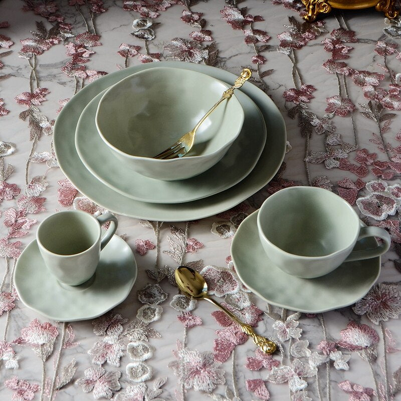 service de table en céramique, vintage: Assiette, Couverts  bols, tasses , sous-tasse