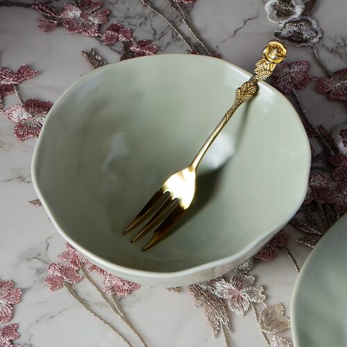 service de table en céramique, vintage: Assiette, Couverts  bols, tasses , sous-tasse