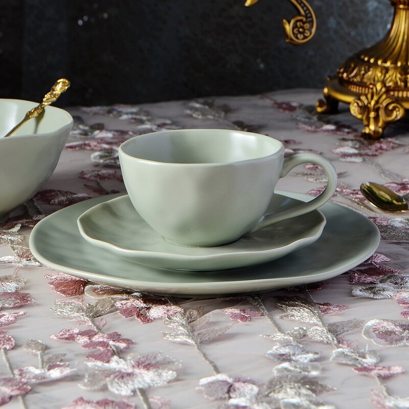 service de table en céramique, vintage: Assiette, Couverts  bols, tasses , sous-tasse