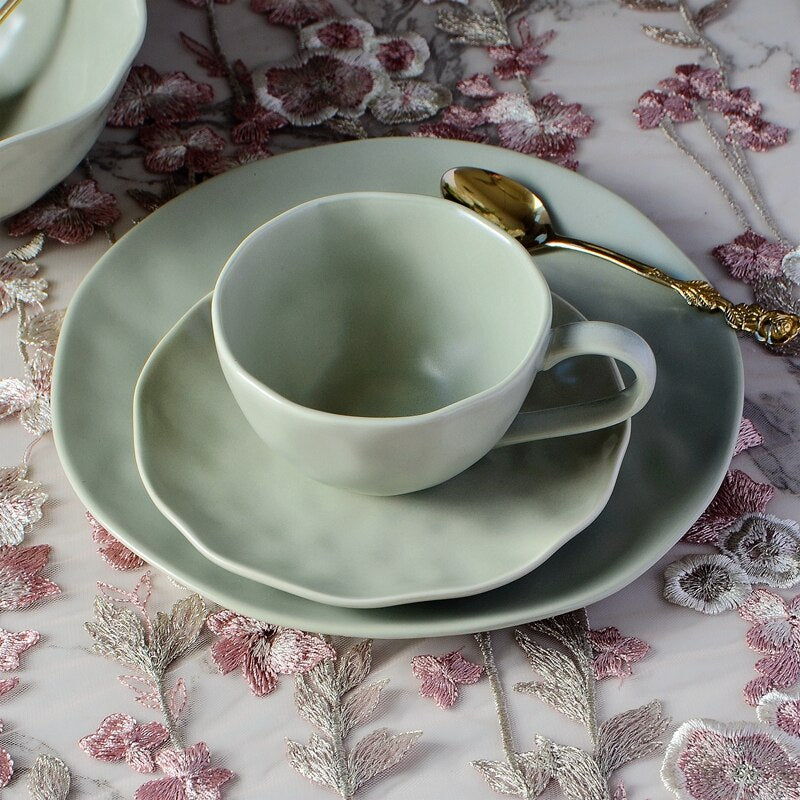 service de table en céramique, vintage: Assiette, Couverts  bols, tasses , sous-tasse